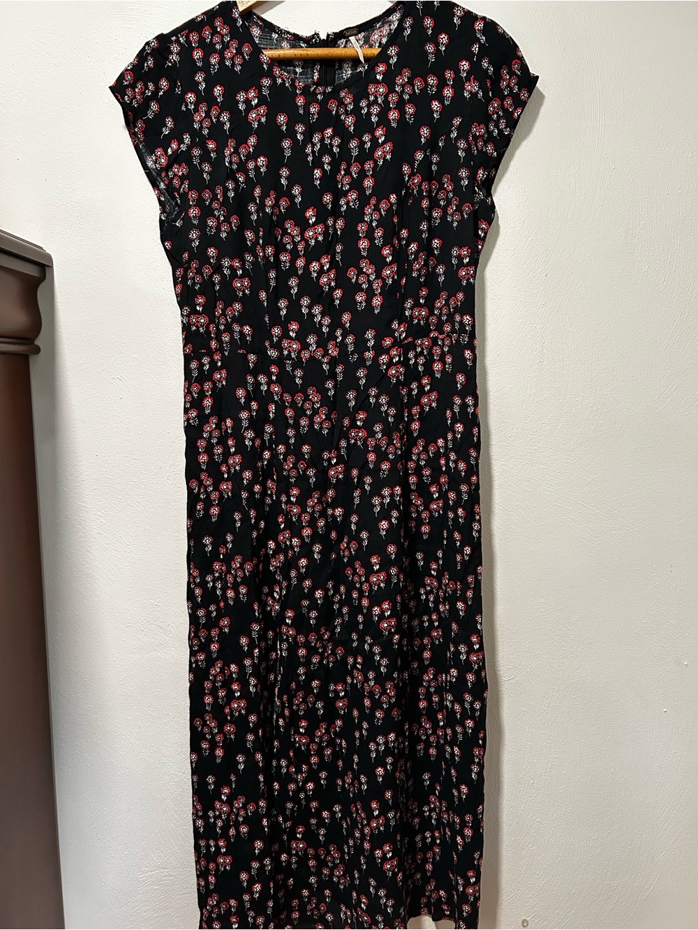 Free People Corrie Split Hem Ditsy Floral Print Midi Dress Black & Red. Size 6 - Picture 2 of 5